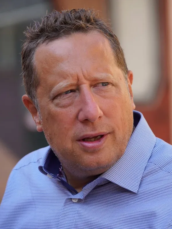 Steffen Jung in conversation, close-up in a blue checked shirt